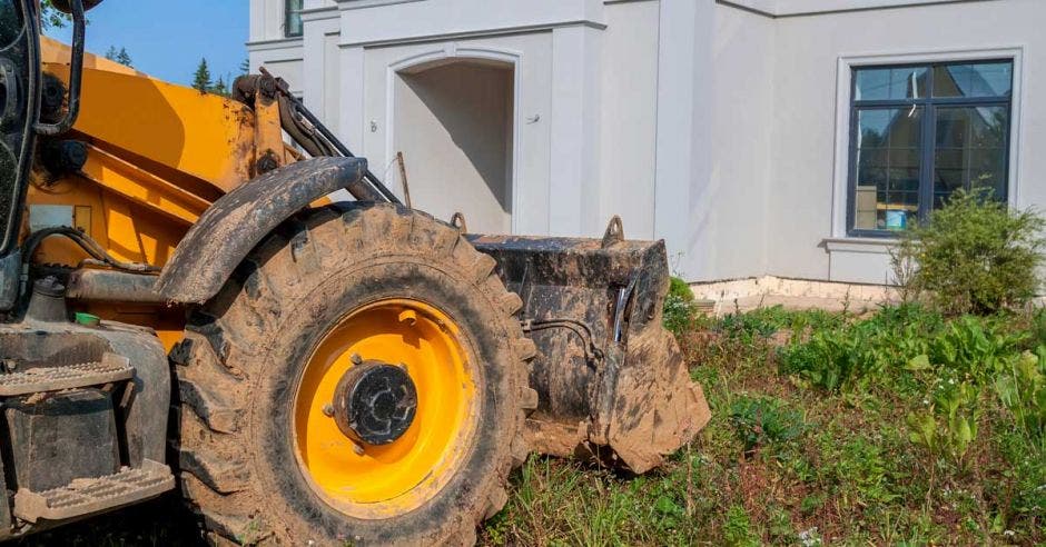 Foto de maquinaria a punto de demoler una construcción