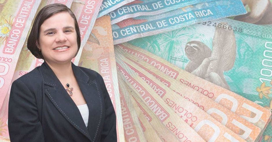 Mujer frente a billetes