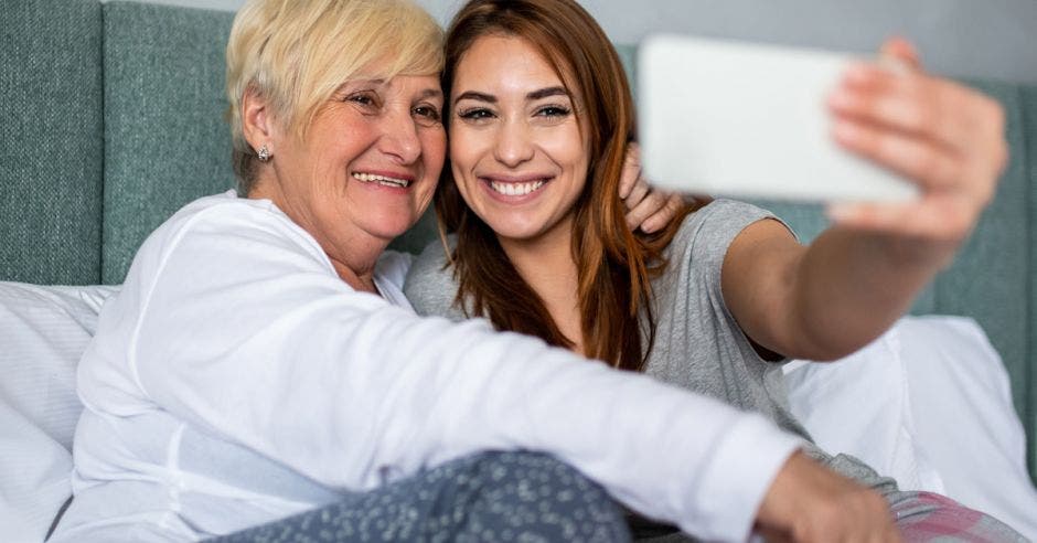 Dos mujeres se toman un selfie