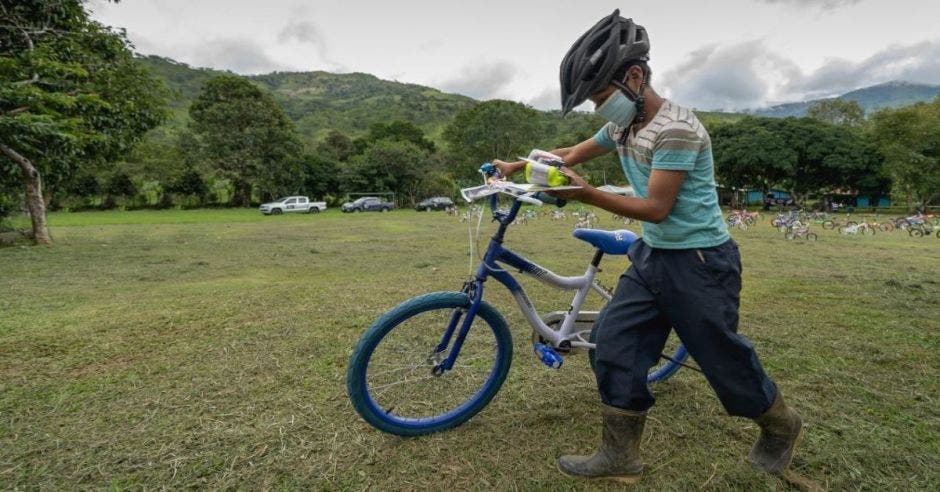 indigena en bici