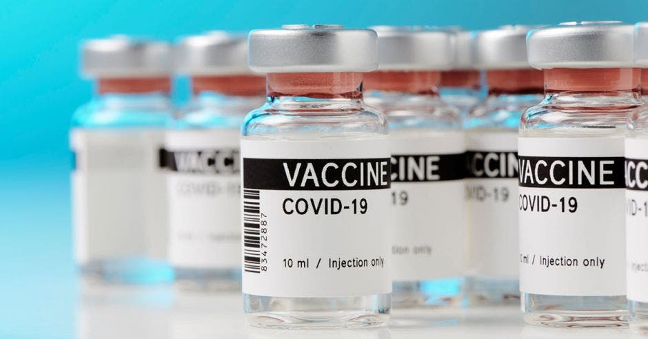 Varios frascos de dosis de vacuna contra el Covid-19