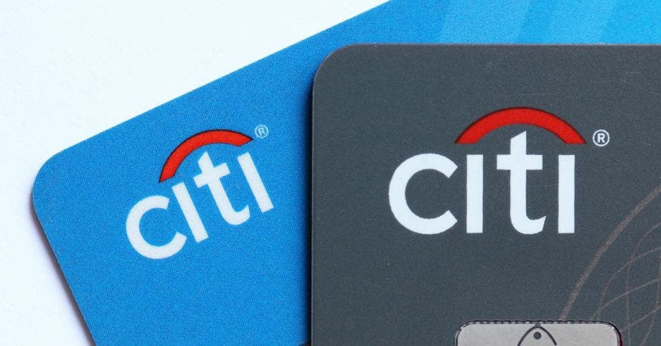 una tarjeta celeste y otra negra, ambas con el logo de citi