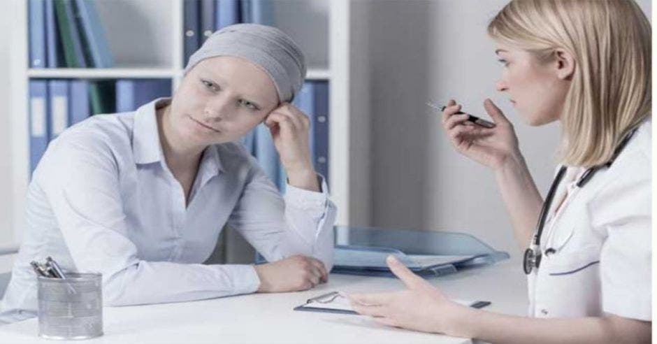 paciente con cáncer hablando con doctora