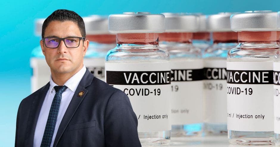 Daniel Salas, ministro de Salud y una imagen de dosis de vacunas contra el Covid-19