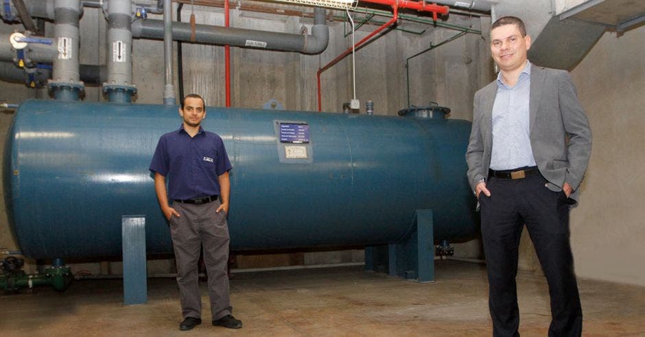 Andrés Alvarado, gerente de Calidad y Ambiente, y Ricardo Sánchez Guillén, jefe de Ingeniería y Mantenimiento del Hospital Clínica Bíblica.