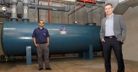 Andrés Alvarado, gerente de Calidad y Ambiente, y Ricardo Sánchez Guillén, jefe de Ingeniería y Mantenimiento del Hospital Clínica Bíblica.