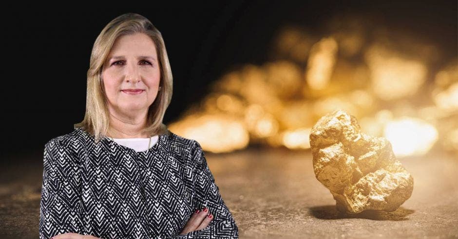 Una mujer de pelo rubio sobre un fondo de oro