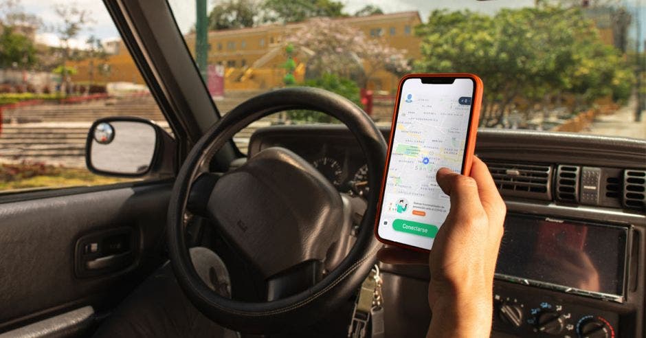 Conductor de DiDi revisa mapa en celular