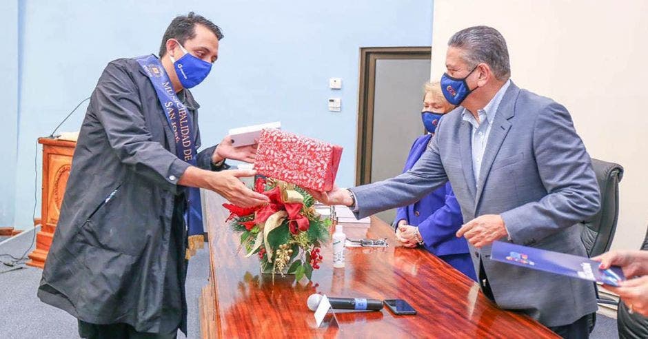 Johnny Araya, alcalde de San José, entregando un premio a una de las personas que terminó secundaria este año