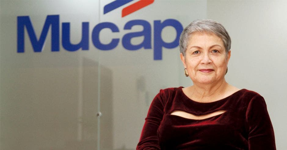 Mujer frente a logo de Mucap