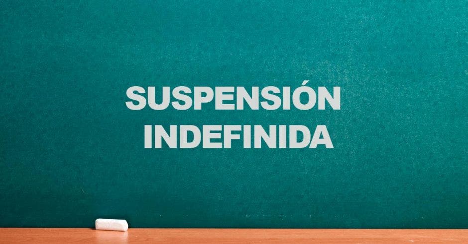 Una pizarra con la palabra suspensión indefinida