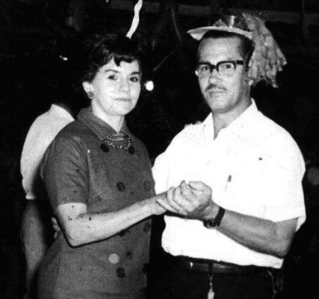 Anita Chanto Arguedas y Alfonso Quesada Hidalgo, durante un baile de fin de año en el parque Morazán, a finales de los años 50.