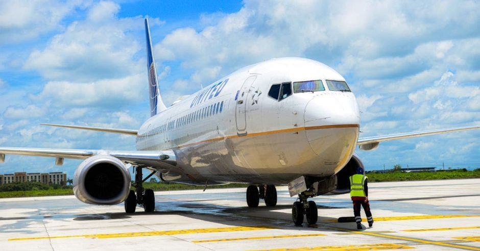 un avión de United Airlines color blanco con letras azules