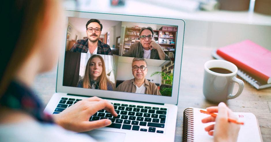 Una persona atendiendo una videollamada