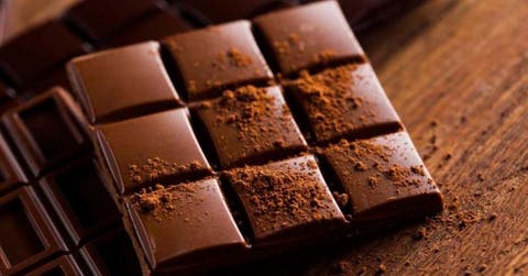 una barra de chocolate espolvoreada de chocolate en polvo