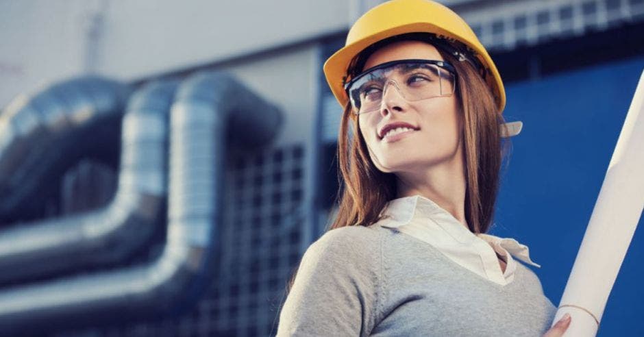 mujer con casco amarillo y lentes