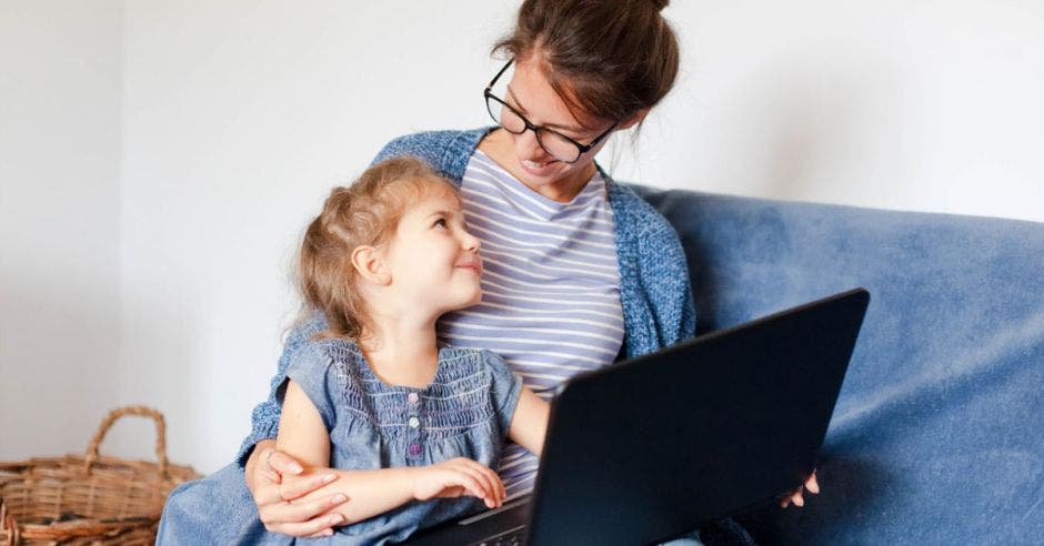 Una madre y su hija con una computadora