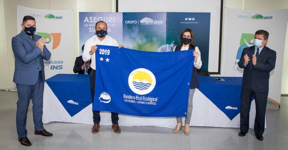 Personas sosteniendo bandera azul