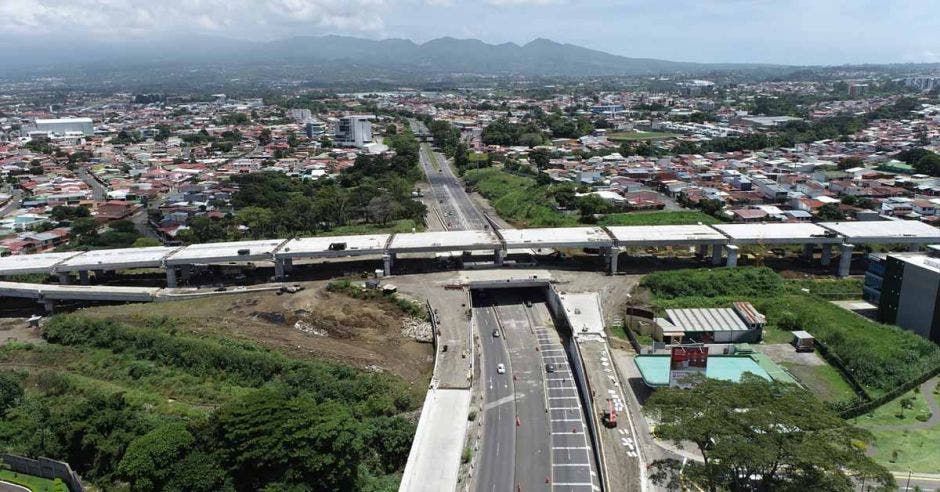 Toma aérea del paso de tres niveles sobre la ruta 32