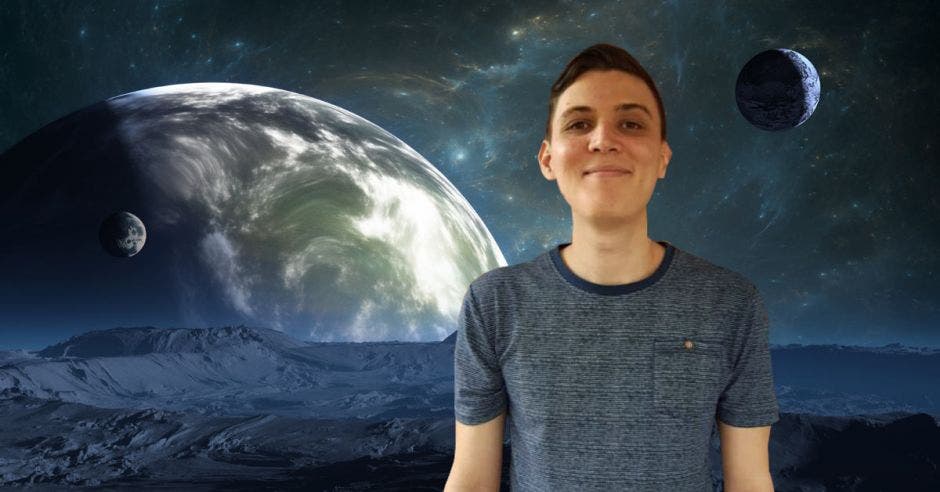 un joven sonriente sobre un fondo que muestra un planeta orbitando