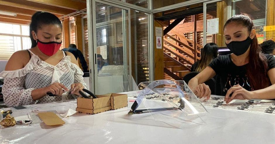 Mujeres en laboratorio