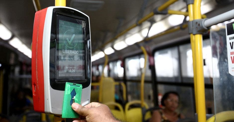 El cobro electrónico para buses y trenes