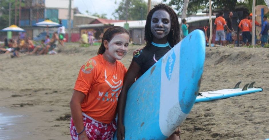 niños con tabla de surf