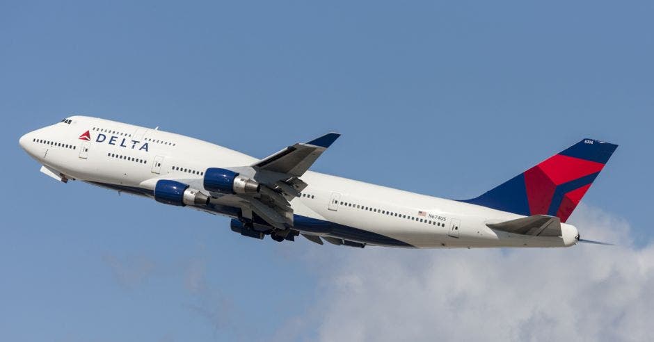 un avión blanco surca los aires