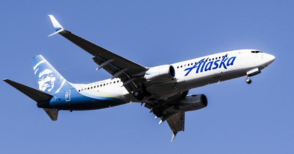 Aviones de Alaska Airlines que se preparan para el aterrizaje; fondo de cielo azul