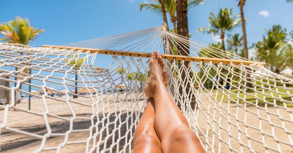 mujer de vacaciones de viajes selfie tumbado relajándose en la hamaca afuera tomando el sol