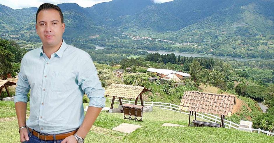 Carlos Ramírez, alcalde de Paraíso, con el mirador de Ujarrás de fondo.