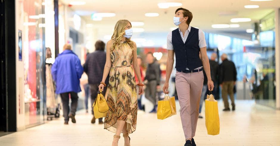 Pareja de compras en un centro comercial.