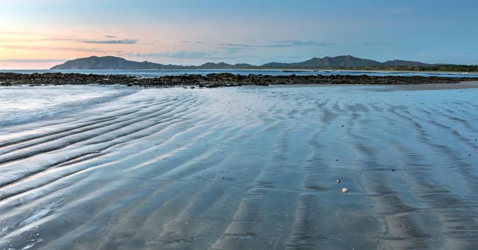 Playa Tamarindo al atardecer y marea baja