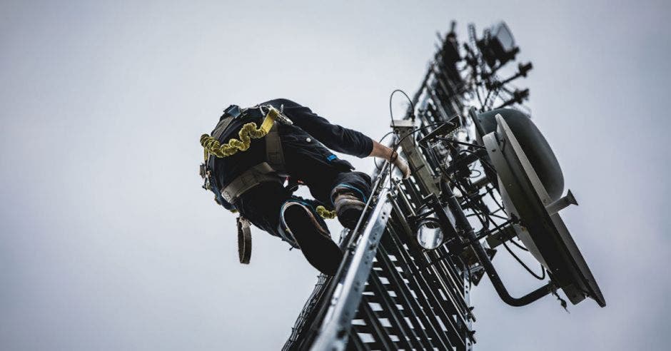 Trabajador subiendo torre celular