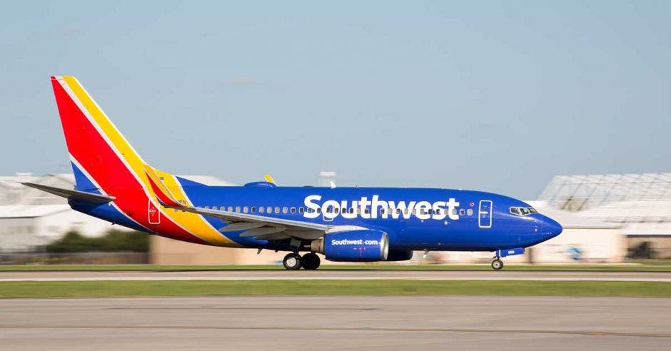 un avión azul con detalles en rojo y amarillo