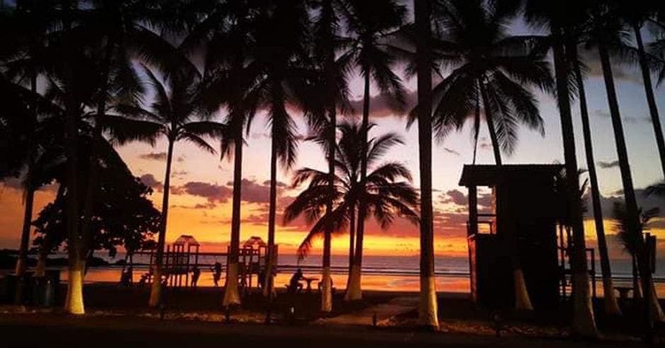 una playa al atardecer