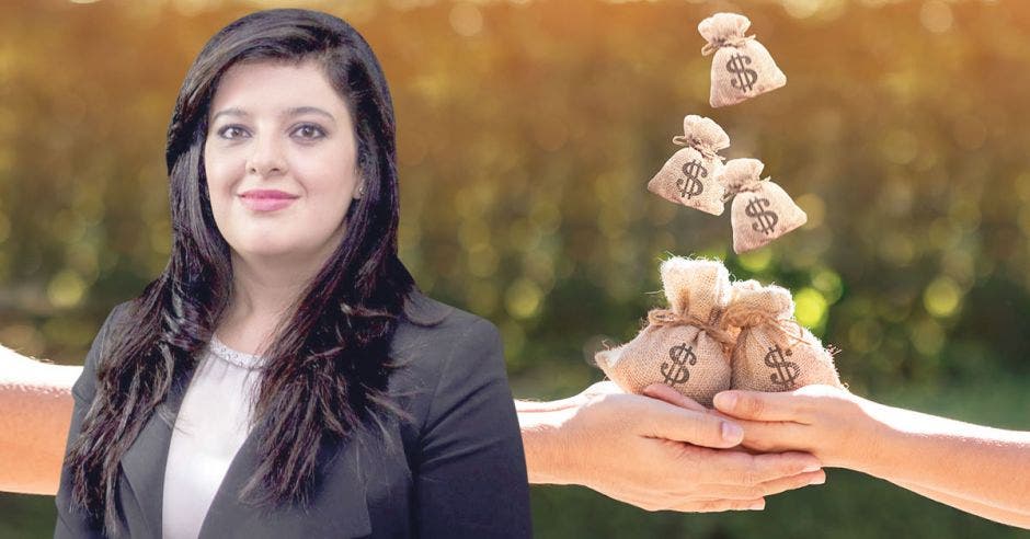 Mujer frente a bolsas de dinero