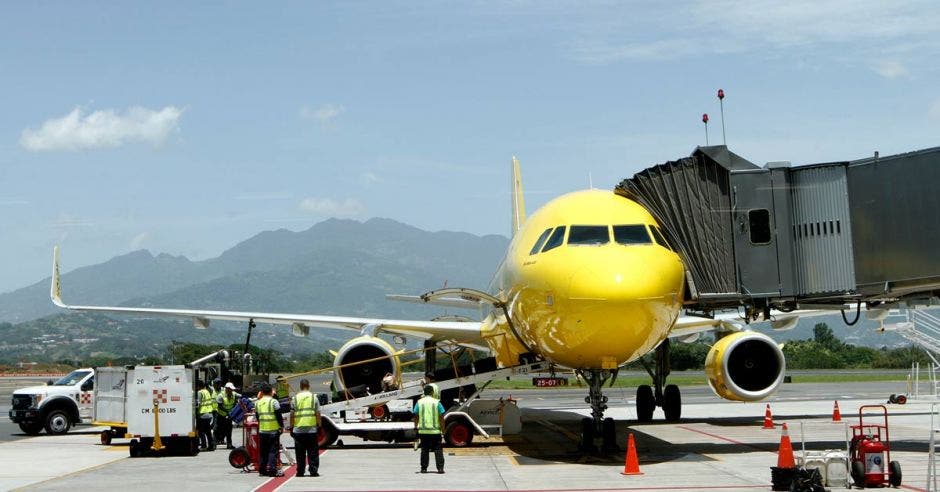 Un avión amarillo en un hangar