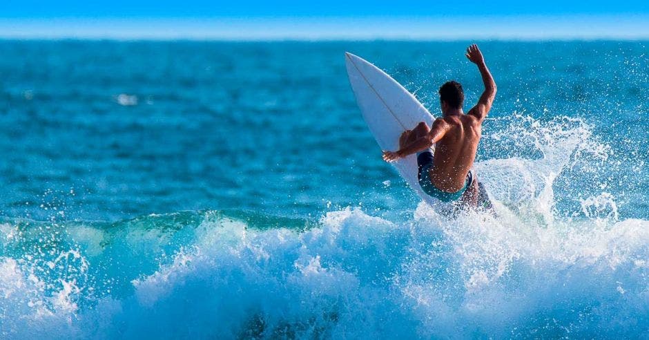 Surfeador en plena ola