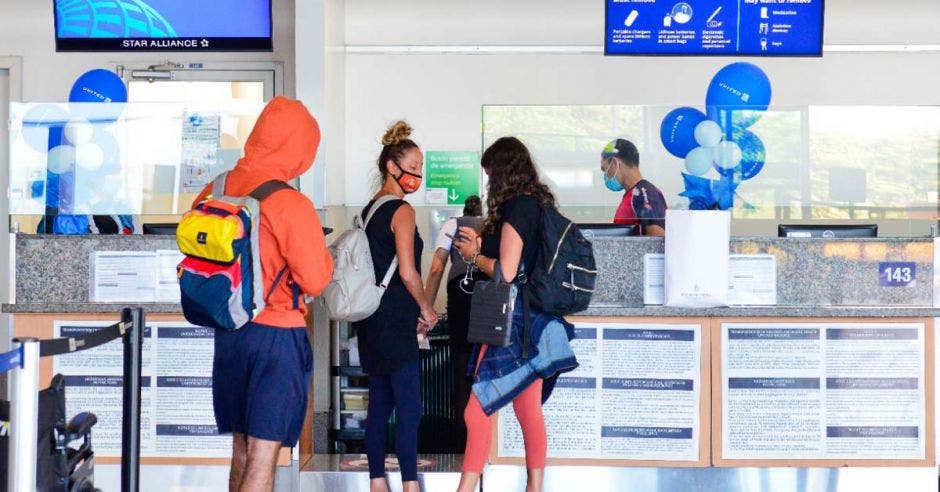 un grupo de turistas en un lobby