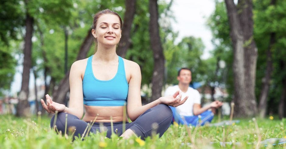 Mujer haciendo yoga