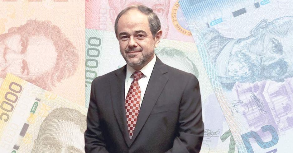 Hombre de traje frente a billetes