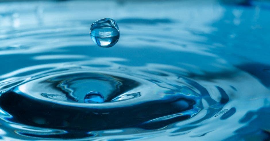 Una gota de agua cayendo sobre un charco