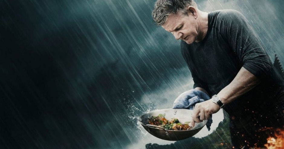 foto de Gordon Ramsay cocinando bajo la lluvia