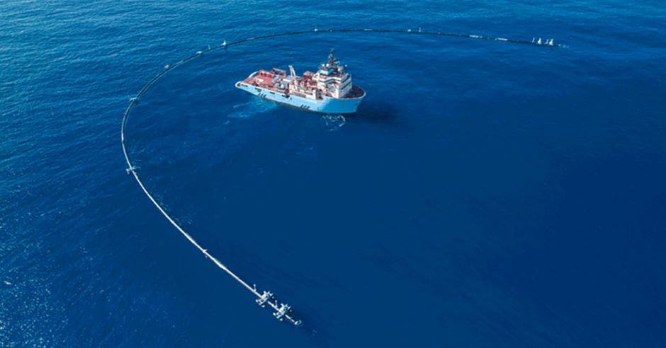 Embarcación en alta mar trabajando en la limpieza del océano.