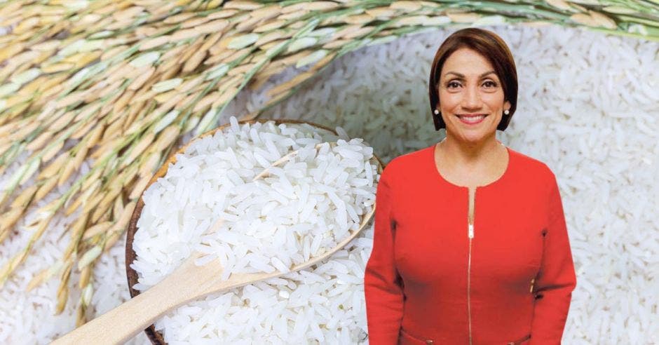 una mujer de vestido rojo sobre un fondo de granos de arroz