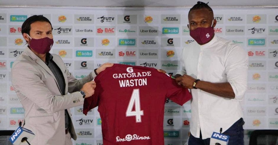 foto de Kendall Waston recibiendo la playera de un equipo