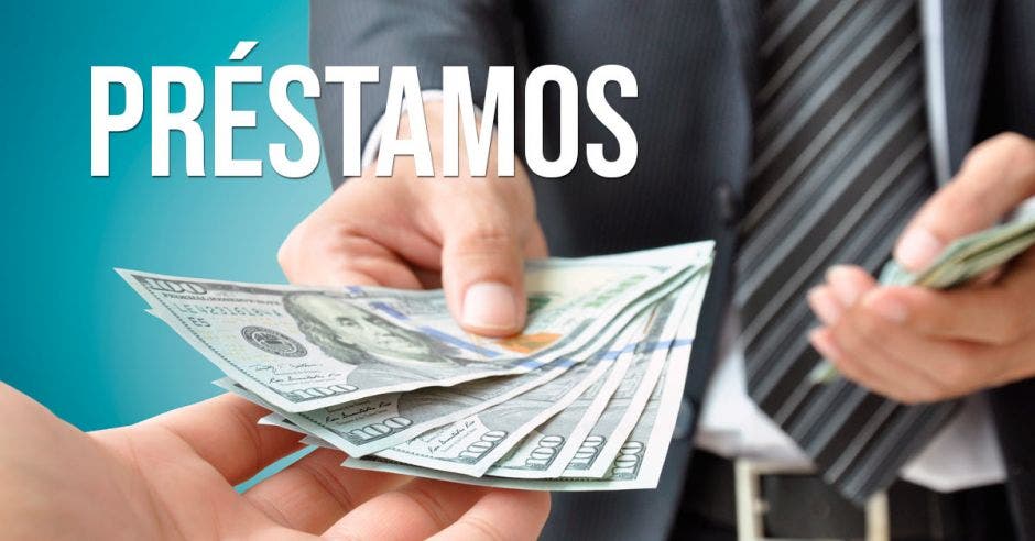 Persona dando dinero a otro