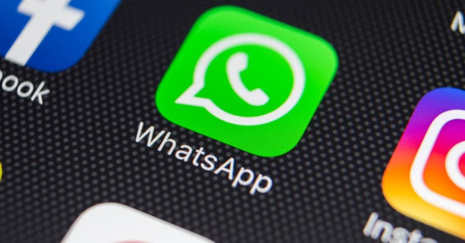 Logotipo de Whatsapp en pantalla de celular