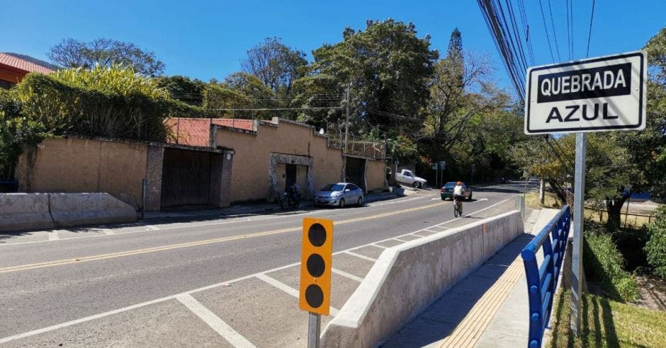 un puente sobre una quebrada